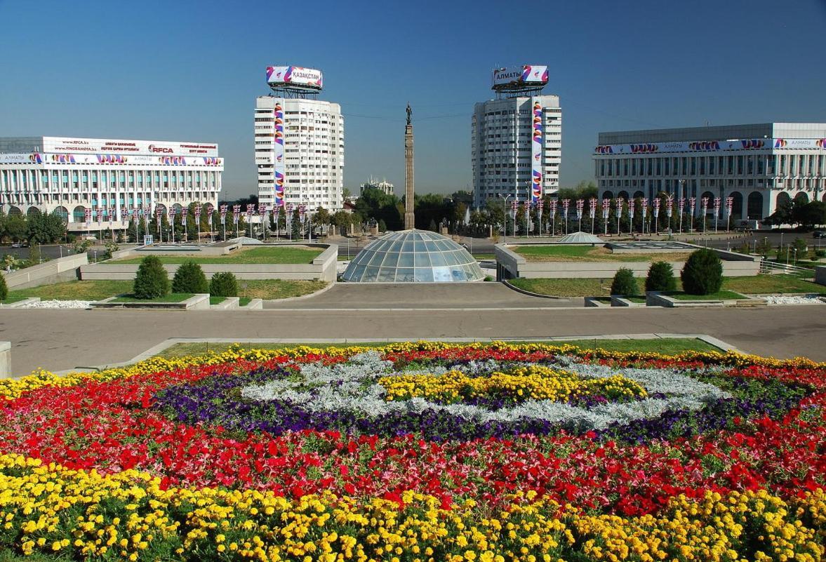 Nadezhda Apartments In Touristic Area, On The Dostyk Avenue 89 Almati Kültér fotó