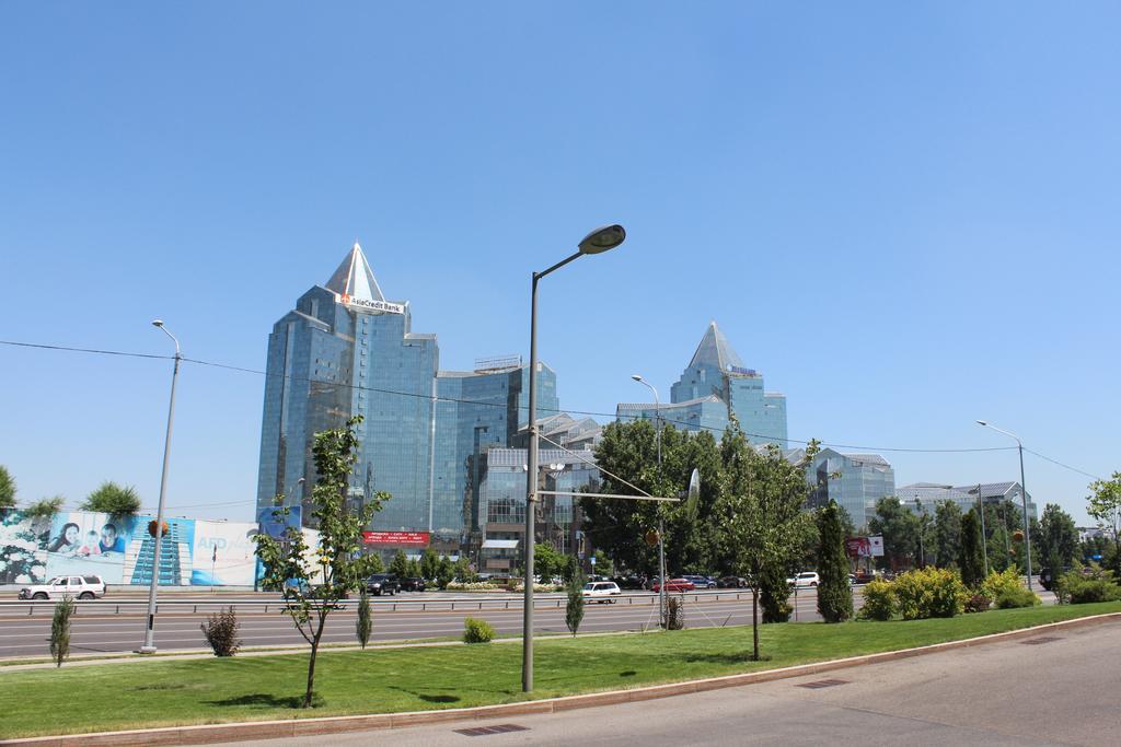 Nadezhda Apartments In Touristic Area, On The Dostyk Avenue 89 Almati Kültér fotó