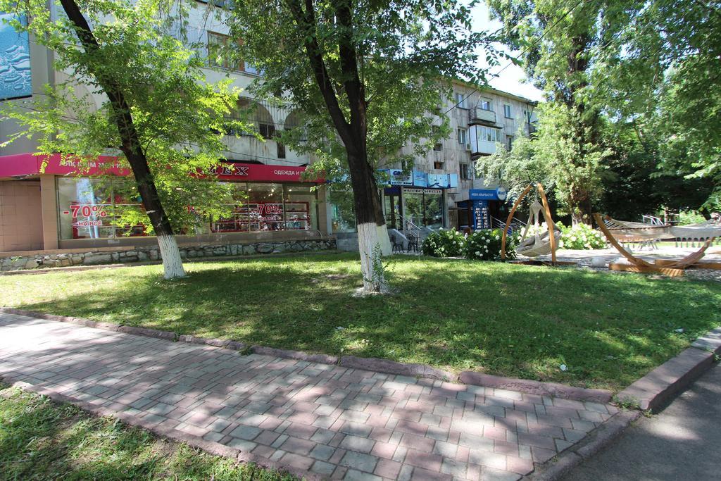 Nadezhda Apartments In Touristic Area, On The Dostyk Avenue 89 Almati Kültér fotó